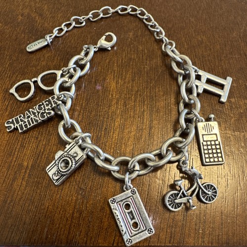 Netflix stranger things - things, charm