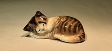 ROYAL DOULTON   Bone China Small Sleeping Cat or kitten HN2581 8 cm long
