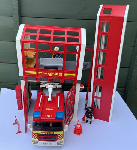 Playmobil fire engine station - fire,