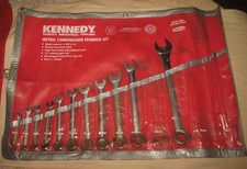 Set of ring and open combination spanners in roll wall hanger