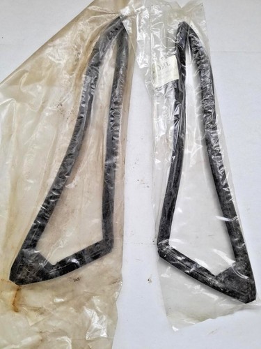 Rover pair front vent - front, seals