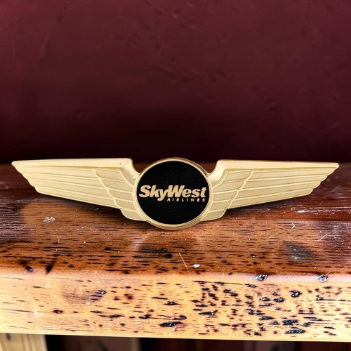 Skywest airlines pilot - skywest,