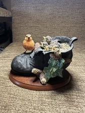 A nice Border Fine Arts Robin With Chicks In Boot RB45 Ray Ayres 1995