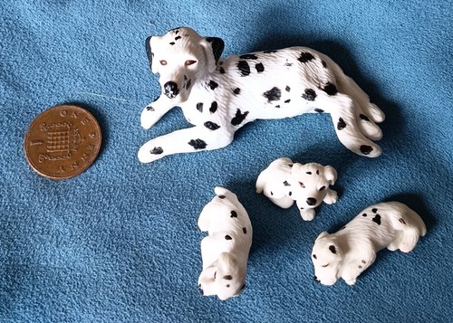 Dalmatian mother and three - dalmatian,