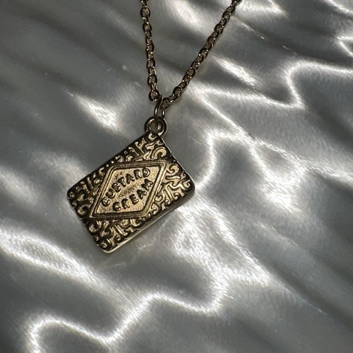 Custard cream biscuit - biscuit, pendant