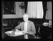 Photo:Unknown Man Office