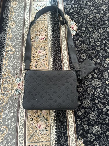 Louis vuitton black messenger