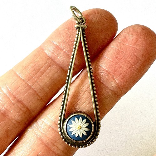 Vtg wedgewood daisy - vtg, pendant