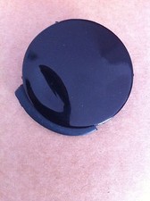 04-2009 VAUXHALL BLACK TIGRA B TWIN TOP CONVERTIBLE FRONT BUMPER TOW EYE COVER