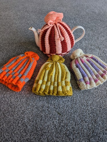 Handmade knitted tea cosy - ,