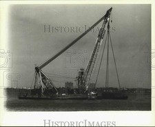 1995 Press Photo A barge crane