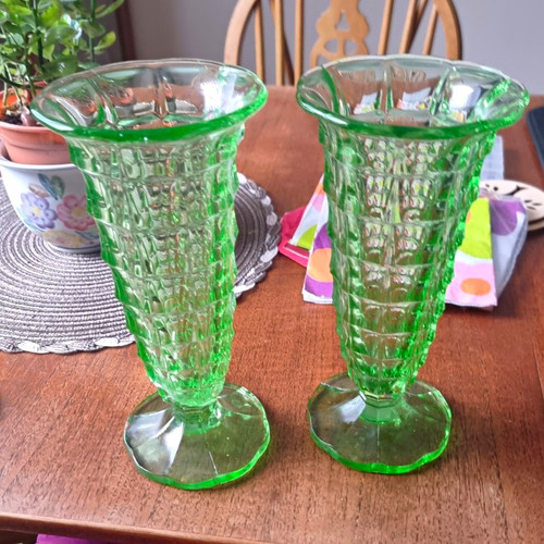Pair green pressed - of, uranium
