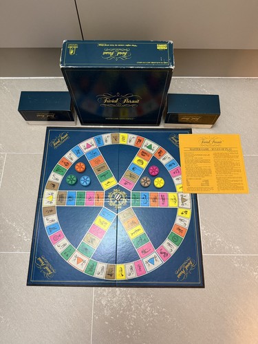 Trivial pursuit master board - pursuit,
