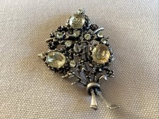 VINTAGE SILVERTONE FLORAL BOUQUET WITH YELLOW STONES BROOCH 