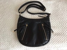 LADIES BLACK HANDBAG /