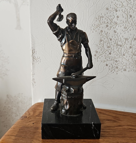 Blacksmith bronze figurine - bronze,