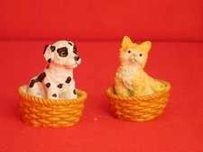 Pair of resin animal basket pals, puppy and kitten, wicker baskets