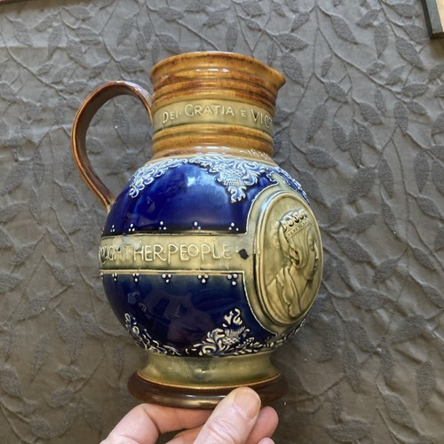 Doulton lambeth jug queen - doulton,