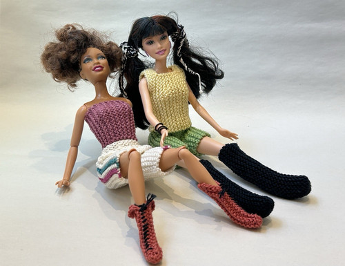 Lot fashion dolls in - of,