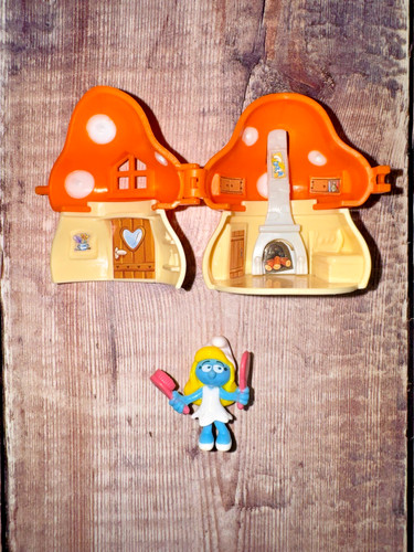Smurfette with comb and orange