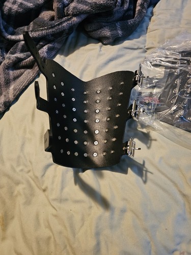 Spiked leather gauntlet - leather,