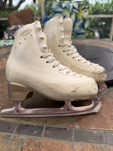 Edea chorus figure - figure, skates