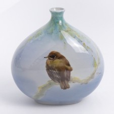 A LOVELY ROYAL DOULTON HAND PAINTED TITANIAN VASE YOUNG MISSEL THRUSH - F. HENRI