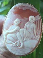 Attractive 9ct Gold Two