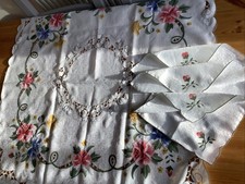 VINTAGE Spanish  Scalloped, Edge White Floral design Tablecloth + ￼4 Napkins NEW