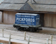 OSBP003 Peco Conflat with Pickfords Container Load N Gauge wagon