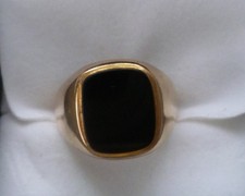 GENTS 9CT YELLOW GOLD RING WITH ONYX STONE SIZE T 4.89g