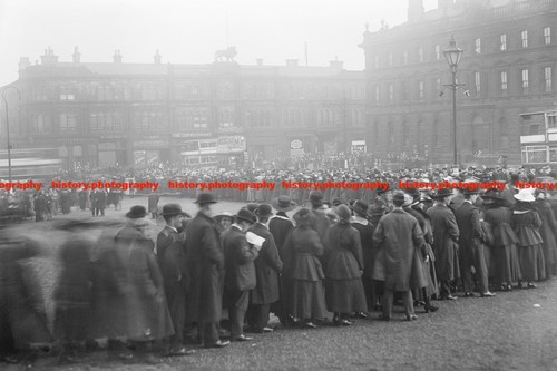 F021652 people awaiting - people, an