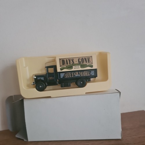 Lledo dg28025 mack canvas back - lledo,