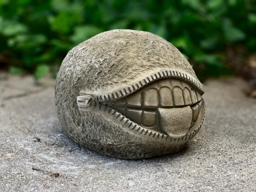 Stone zippy mouth ornament