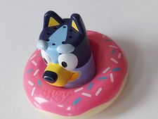 Tomy Toomies Bluey Splash and Float Bluey Bath Toy Pourer Cup with Shower Holes 