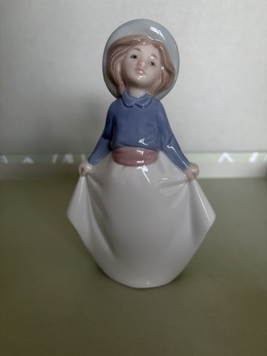 Nao lladro girl picking - lladro,