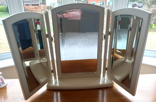 Triple dressing table mirror