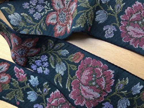 Floral braid roses tapestry - 1m,