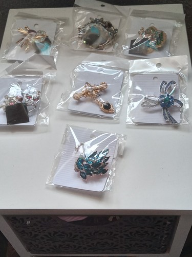 Joblot new brooches - joblot, of