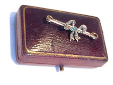 Antique Murrle Bennett & Co. 9ct Gold, Turqupise & Seed Pearl Bow Brooch in Box