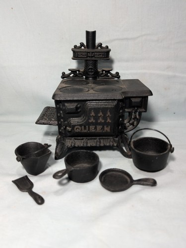 Miniature cast iron queen - cast,