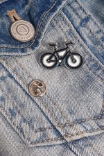 Cyclists Mountain Bike Lapel Pin Badge. Metal & Enamel novelty gift  ref 16