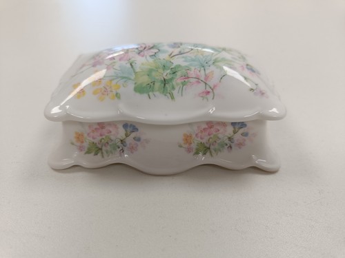 Porcelain trinket box - ,