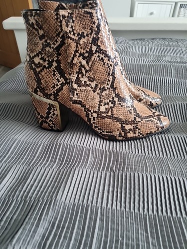 Womans boots snakeskin size - size, 7