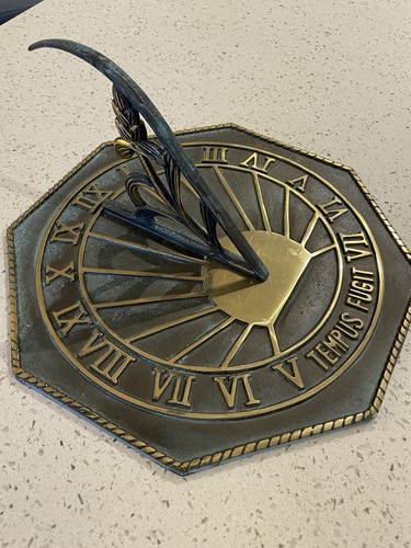 Tempus fugit sundial - fugit,