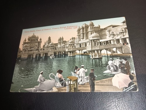 Swan boats court honour - boats,,