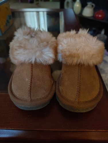 Kids size furry brown boots - 6,