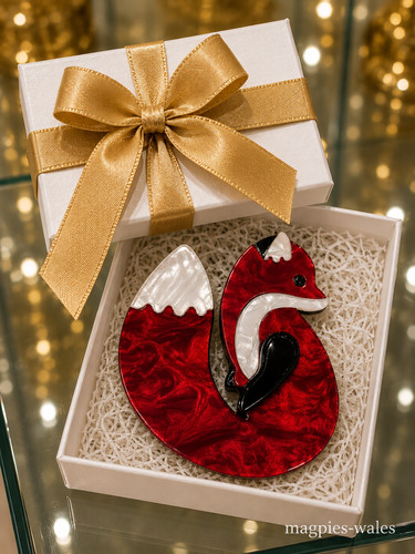 Gorgeous red fox resin brooch - gorgeous,