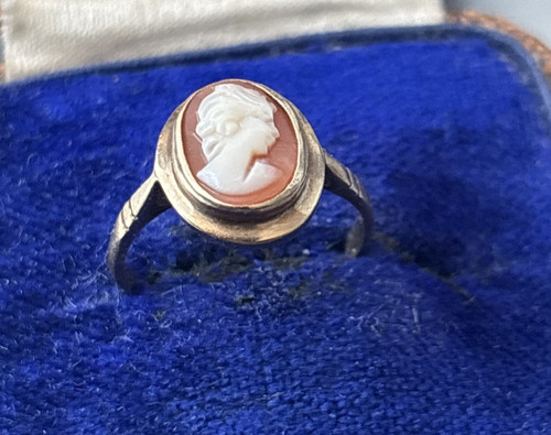 9ct gold cameo ring stamped - 9ct,