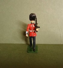 BRITAINS 44037 GUARDSMAN, GRENADIER GUARDS, WITH SA-80, PRESENT DAY.